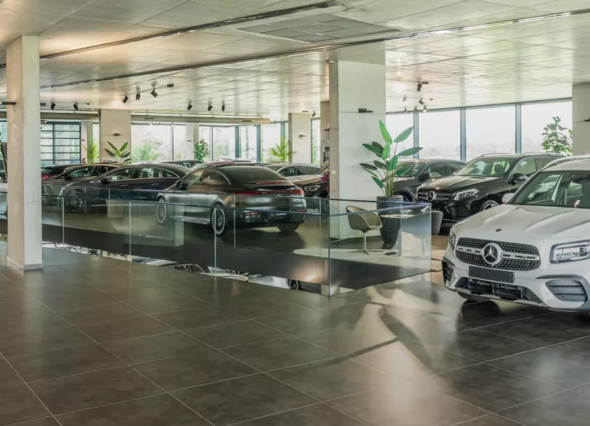 Van Mossel  Mercedes-Benz  zet digitaal  de deuren open